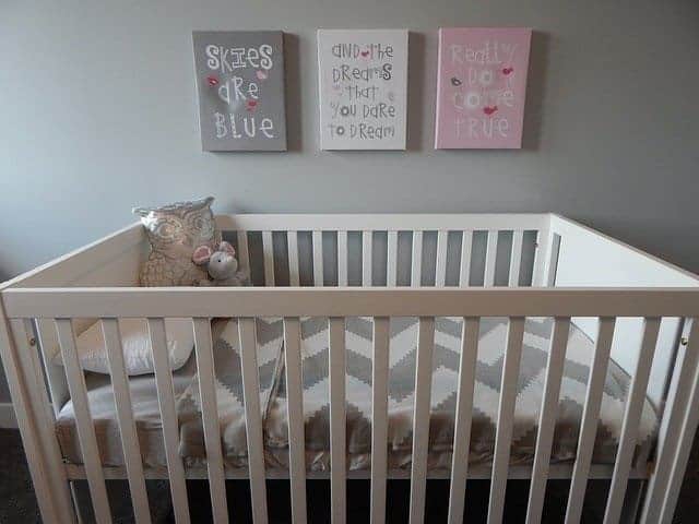 Rustige baby slaapkamer neutraal.